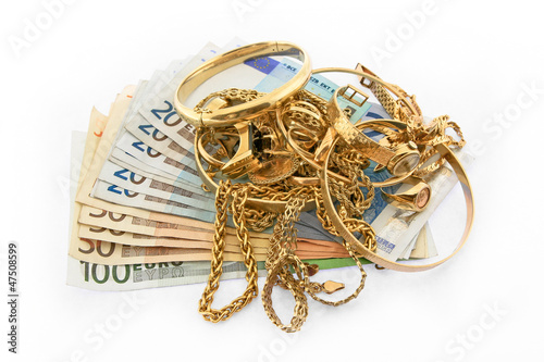 Photo: Goldschmuck auf Euro Geldscheinen Goldschmuck auf Euro Geldscheinen