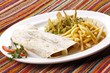 Burritos de carne de res con guacamole. Comida mexicana.