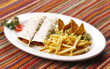 Burritos de carne de res con guacamole. Comida mexicana.