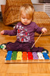 Foto: Mädchen spielt Xylophon Mädchen spielt Xylophon