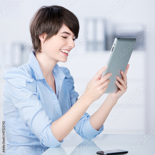Photo: junge geschäftsfrau liest am tablet junge geschäftsfrau liest am tablet