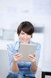frau arbeitet mit tablet