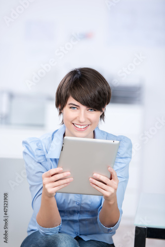 Photo: frau arbeitet mit tablet frau arbeitet mit tablet