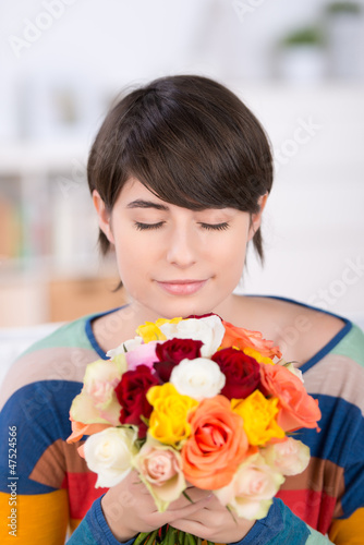 Photo: frau mit einem strauß blumen frau mit einem strauß blumen