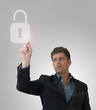 Homme appuyant sur un cadenas virtuel