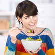 junge frau isst gesund