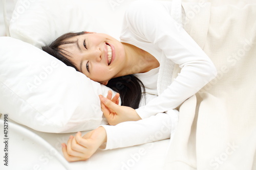 Photo: ベッドに入る女の子 ベッドに入る女の子