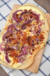 Rote Zwiebel Speck Flammkuchen