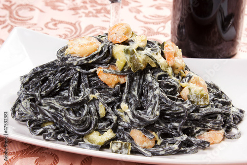 Photo: tagliatelle al nero di seppia con gamberi e zucchine tagliatelle al nero di seppia con gamberi e zucchine