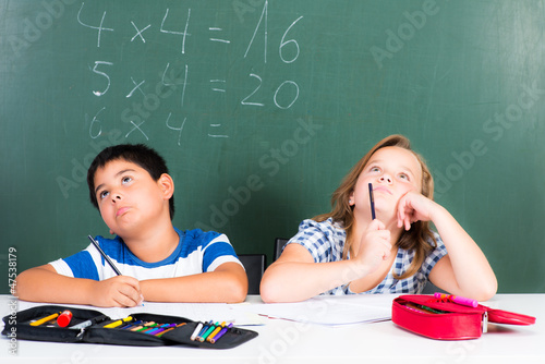 Photo: schulkinder überlegen nach einer lösung schulkinder überlegen nach einer lösung