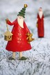 Nikolausmännchen im Garten im Schnee
