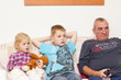 Foto: Familie bei Fernsehkucken Familie bei Fernsehkucken