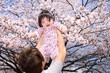 桜の下で遊ぶベビーと女性
