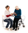 241112 Oma mit Rollator bei Unterschrift