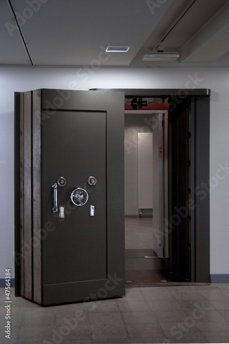 Photo: Bank Vault Door. Safe in stainless steel. Bank Vault Door. Safe in stainless steel.