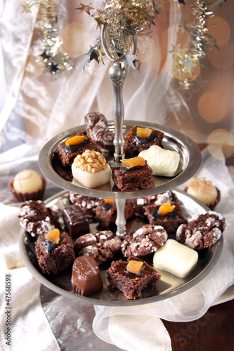 Photo: etagere mit gebäck und pralinen etagere mit gebäck und pralinen