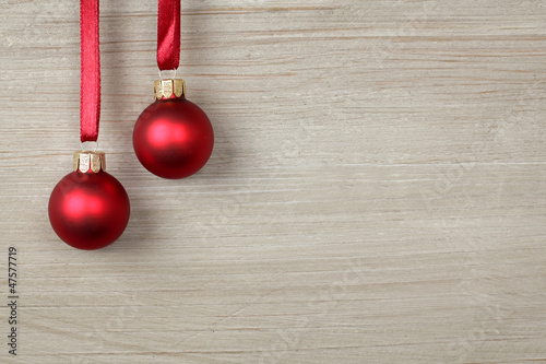 Photo: Weihnachtskugeln auf Holz Weihnachtskugeln auf Holz