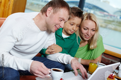 Photo: Family with laptop Family with laptop