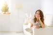 Foto: smiling girl sitting on sofa smiling girl sitting on sofa