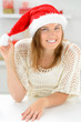 glückliche frau mit weihnachtsmütze