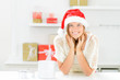 junge frau mit weihnachtsgeschenken