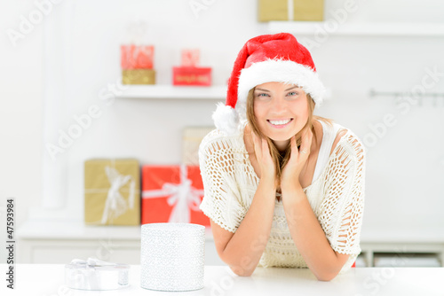 Photo: junge frau mit weihnachtsgeschenken junge frau mit weihnachtsgeschenken