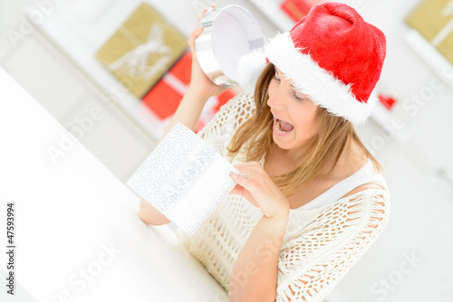 Photo: frau packt begeistert geschenke aus frau packt begeistert geschenke aus