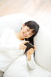 Photo: スマートフォンを使う女の子 スマートフォンを使う女の子