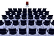 Sillas en fila y silla de conferencias