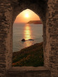 Burgfenster mit Meerblick