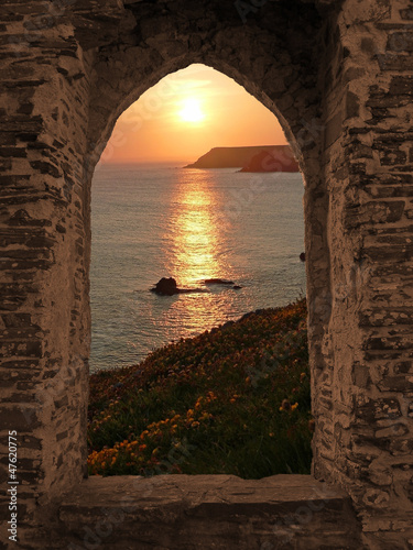 Photo: Burgfenster mit Meerblick Burgfenster mit Meerblick