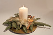 Adventsgesteck mit weißer Kerze