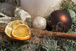 Tannengrün, Zimtstange und Orangenscheiben