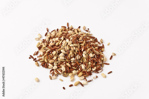 Photo: Cinque cereali su fondo bianco Cinque cereali su fondo bianco