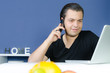 junger mann sucht job im internet