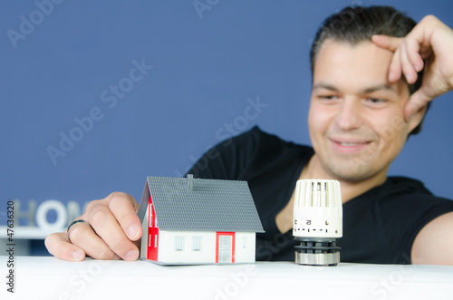 Photo: junger mann freut sich über heizkosten einsparung junger mann freut sich über heizkosten einsparung