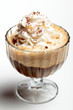 CAFFE FRAPPE CON PANNA SU SFONDO BIANCO