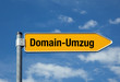Pfeil mit blauem Himmel DOMAIN-UMZUG