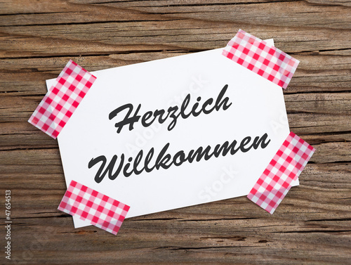 Photo: Klebestreifen Zettel auf Holz HERZLICH WILLKOMMEN Klebestreifen Zettel auf Holz HERZLICH WILLKOMMEN
