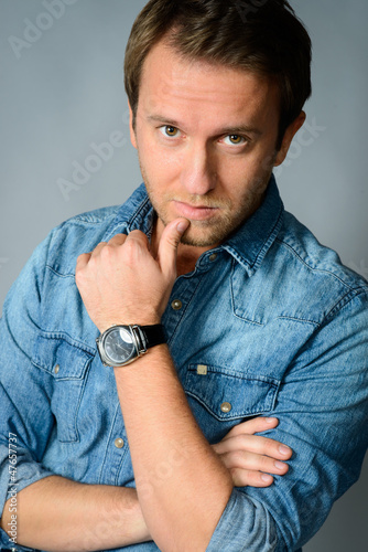 Photo: hübscher junger mann hübscher junger mann