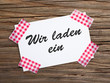 Klebestreifen Zettel auf Holz WIR LADEN EIN