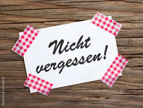Illustration: Klebestreifen Zettel auf Holz NICHT VERGESSEN! Klebestreifen Zettel auf Holz NICHT VERGESSEN!