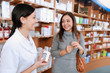 Foto: Apothekerin mit Kundin im Gespräch Apothekerin mit Kundin im Gespräch