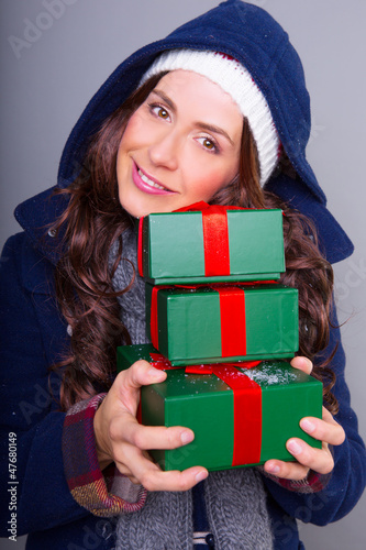 Photo: attraktive frau mit geschenken attraktive frau mit geschenken