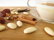 Warme Mandelmilch mit Gewürzen