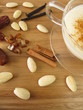 Warme Mandelmilch mit Gewürzen