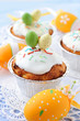 Foto: Cakes on a lace napkin decorated with easter eggs. Cakes on a lace napkin decorated with easter eggs.