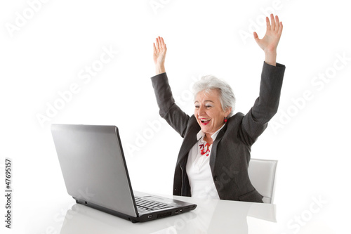 Photo: Ältere Frau mit PC ist happy Ältere Frau mit PC ist happy