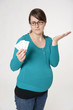 Schwangere Frau mit Tabletten