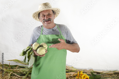 Photo: Biobauer hält frisch geernteten Kohlrabi in der Hand Biobauer hält frisch geernteten Kohlrabi in der Hand